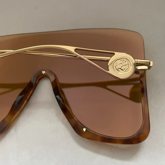 Gucci Oversize mask sunglasses